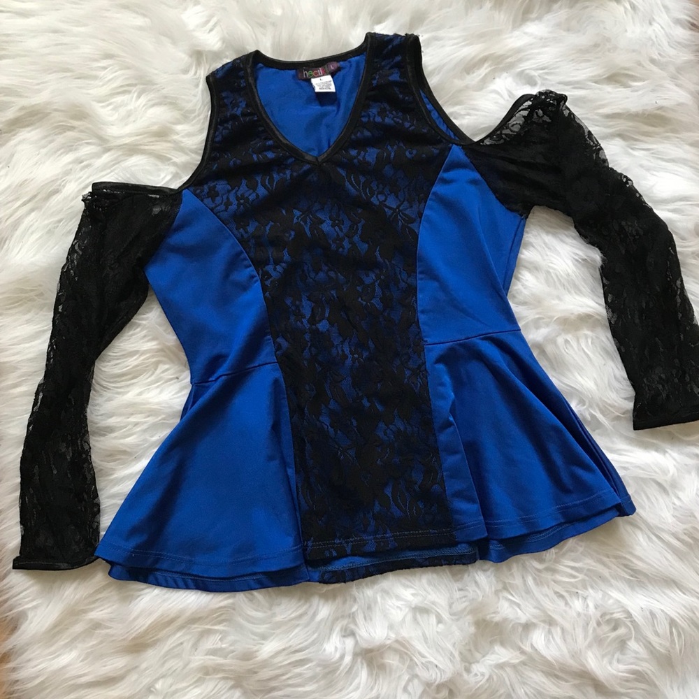 Elegant blouse! 💙🖤